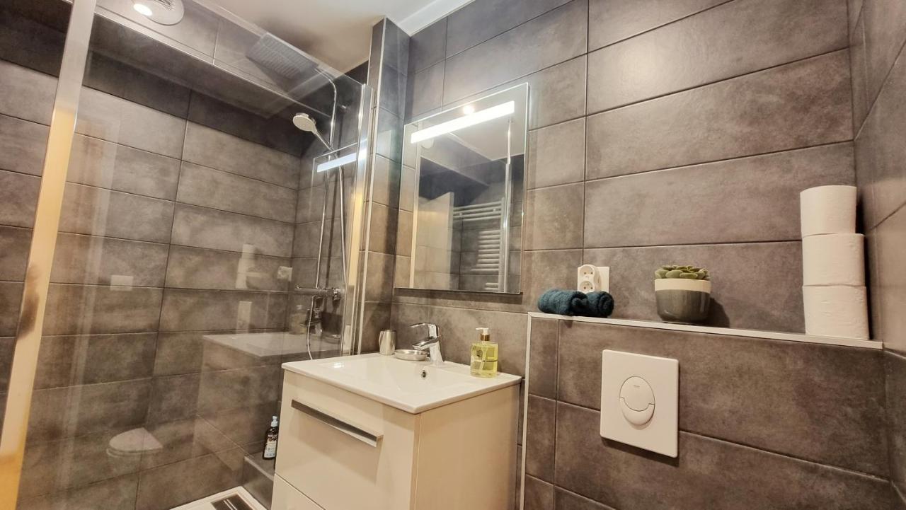 Le Smart - Parking - Terrasse - Wifi - Mulhouse - Relax Bnb Pfastatt Bagian luar foto